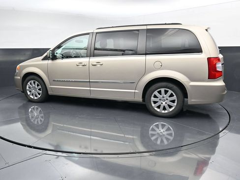 Used 2014 Chrysler Town & Country Touring FWD image 4