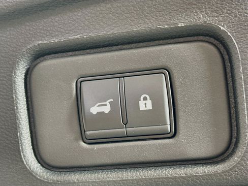 Used 2025 Nissan Pathfinder SL FWD image 31