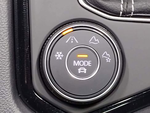 New 2025 Volkswagen Taos SE image 28