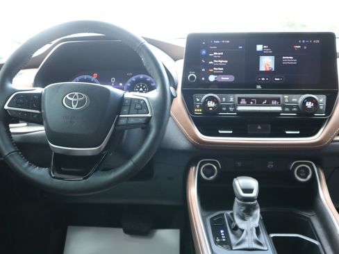 Used 2026 Toyota Grand Highlander AWD image 12