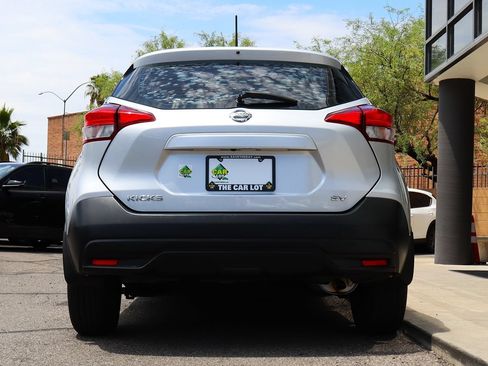 Used 2018 Nissan Kicks SV FWD image 12