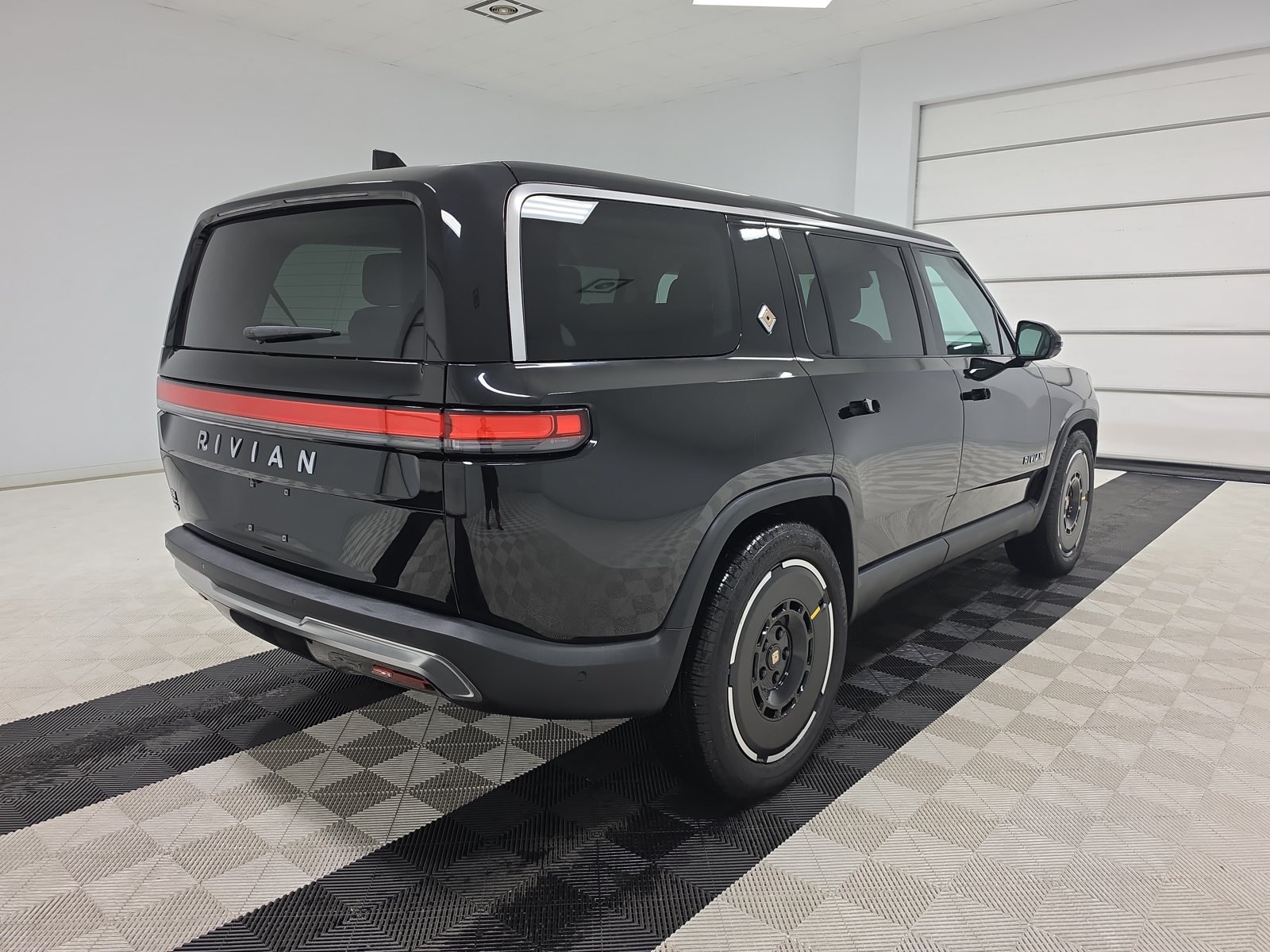 Used 2025 Rivian R1S Adventure Dual AWD/4WD image 5