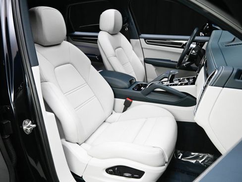 Used 2022 Porsche Cayenne S image 10