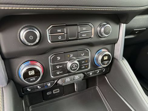 Used 2024 GMC Yukon SLT w/ SLT Luxury Package AWD/4WD image 16