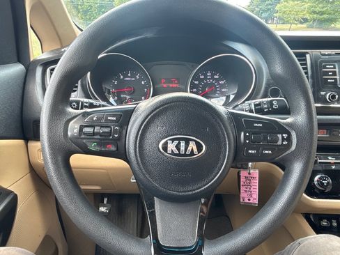 Used 2016 Kia Sedona LX w/ Option Group 020 FWD image 14