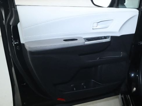 Used 2026 Toyota Sienna LE AWD/4WD image 14