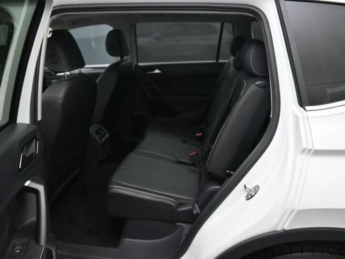 Used 2023 Volkswagen Tiguan SE w/ Panoramic Sunroof Package FWD image 29