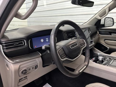 Used 2022 Jeep Wagoneer Series II AWD/4WD image 10