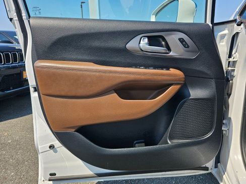 Used 2017 Chrysler Pacifica Limited FWD image 26