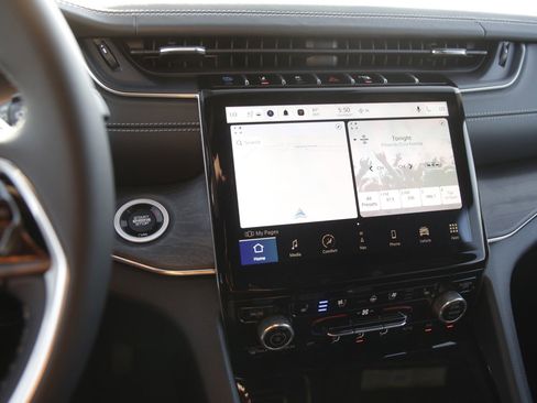 New 2022 Jeep Grand Cherokee Overland w/ Luxury Tech Group IV image 15