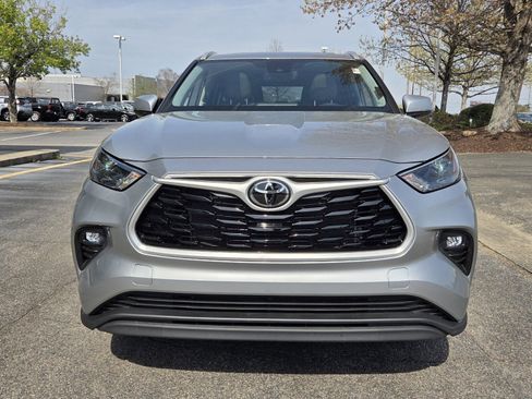 Used 2023 Toyota Highlander XLE image 2