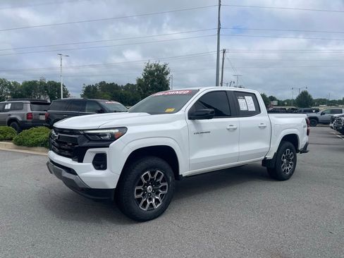 Used 2024 Chevrolet Colorado Z71 w/ Z71 Convenience Package 2 AWD/4WD image 3