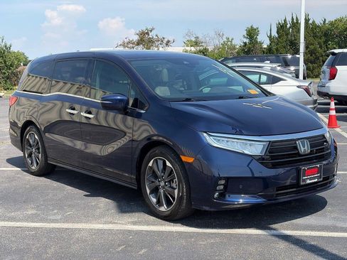 Used 2023 Honda Odyssey Elite image 3