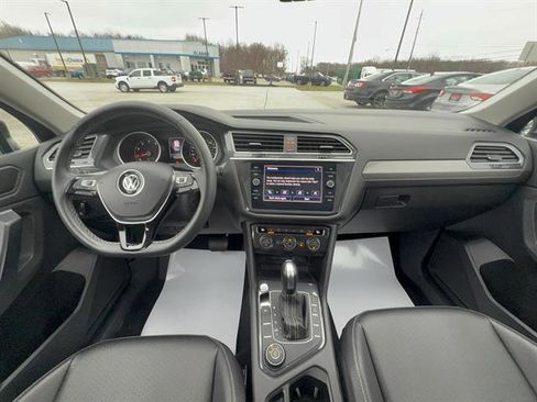 Used 2021 Volkswagen Tiguan SE w/ Panoramic Sunroof Package image 19