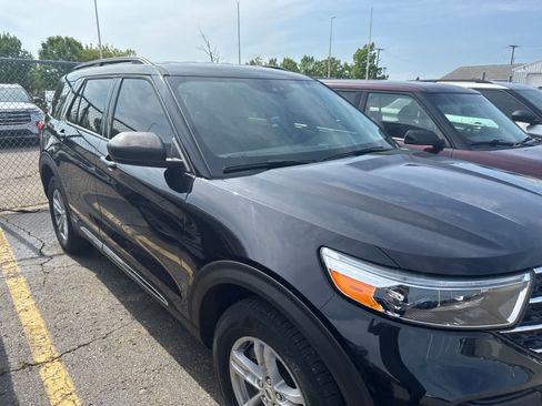 Used 2024 Ford Explorer XLT AWD/4WD image 8