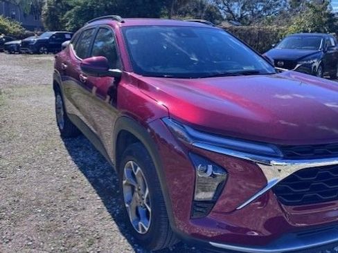 Used 2025 Chevrolet Trax LT w/ LT Convenience Package image 2