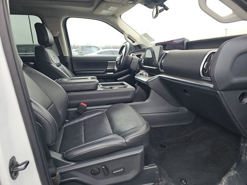 Used 2025 Ford Expedition Platinum image 8