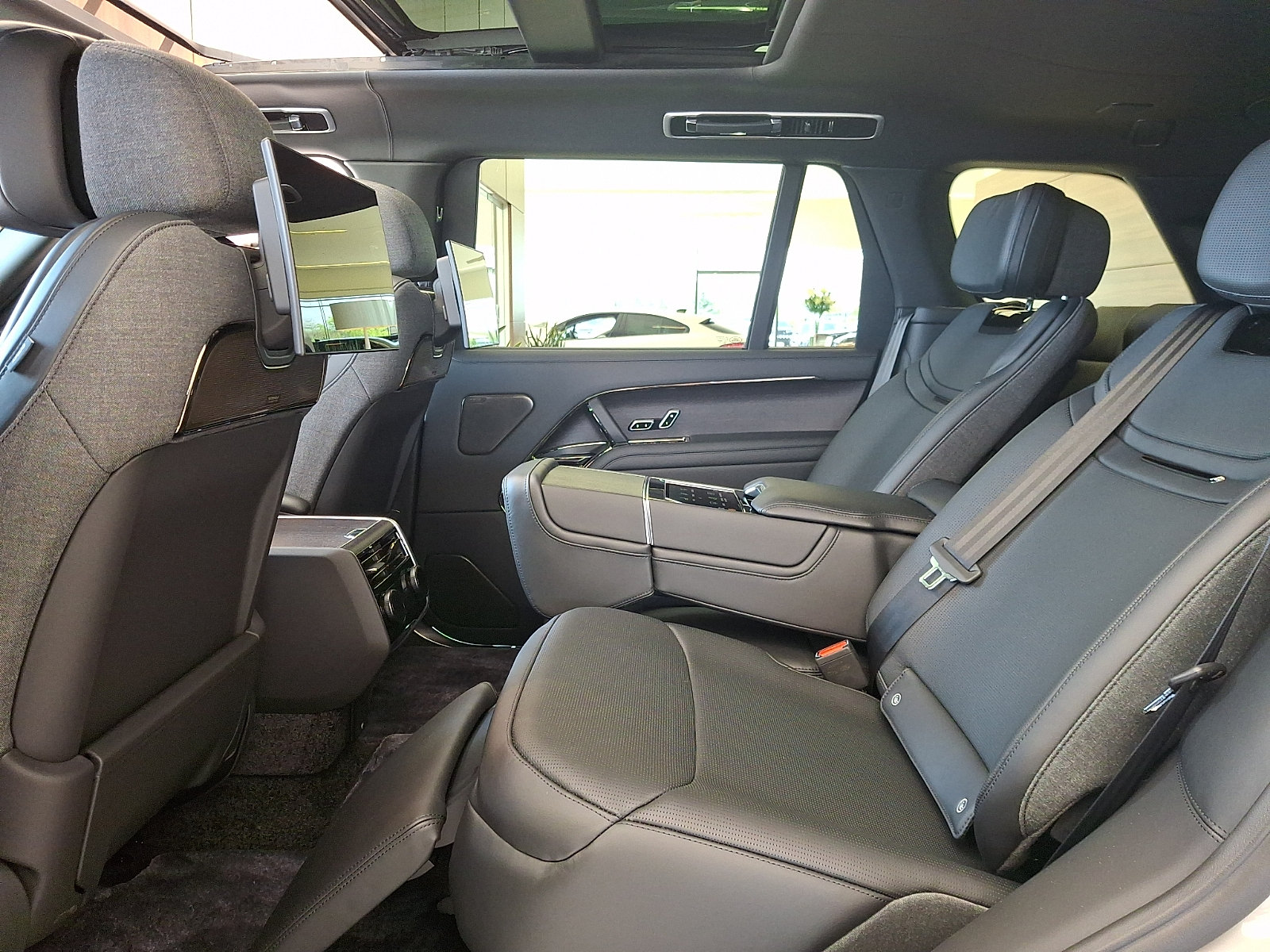 New 2026 Land Rover Range Rover SV AWD/4WD image 8
