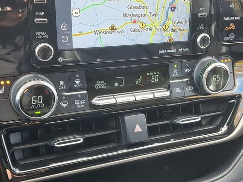 Used 2020 Toyota Highlander XLE image 18