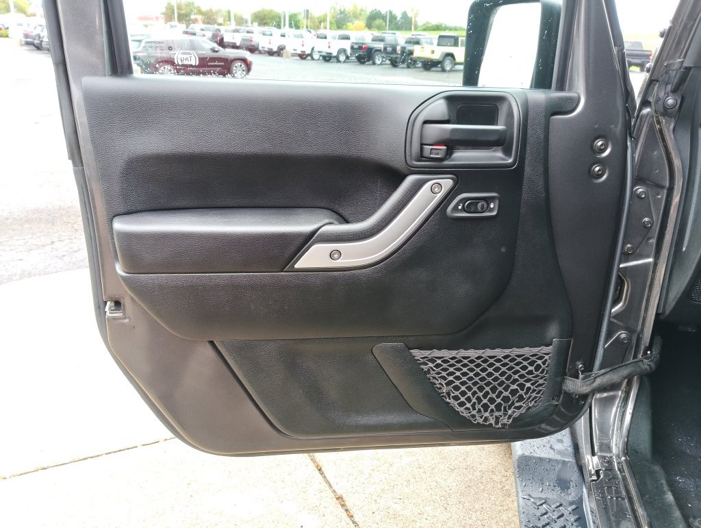 Used 2018 Jeep Wrangler Unlimited Sahara w/ Connectivity Group AWD/4WD image 8