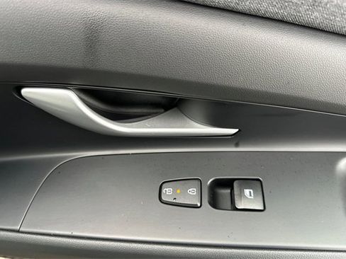 Used 2025 Hyundai Elantra Limited image 19