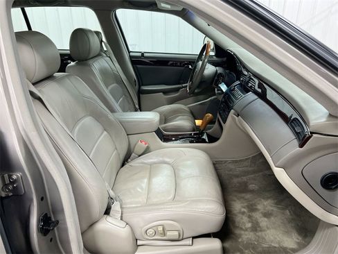 Used 2002 Cadillac De Ville DTS w/ Premium Equipment Pkg image 21