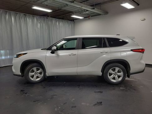 Used 2023 Toyota Highlander LE image 5