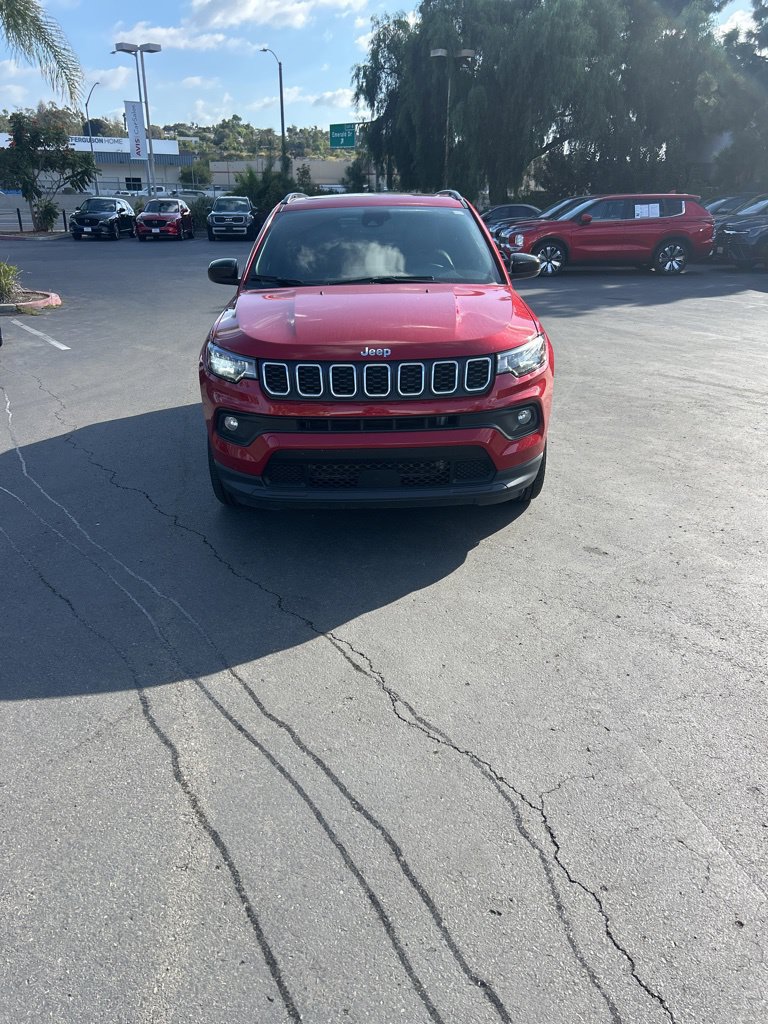 Used 2025 Jeep Compass Latitude w/ Sun & Sound Group AWD/4WD image 4