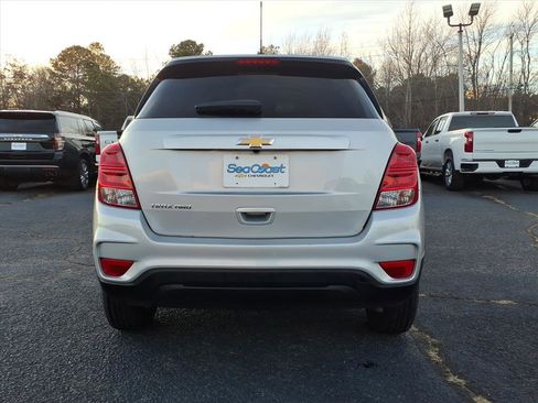 Certified 2022 Chevrolet Trax LS w/ Tint and Cruise Package image 5