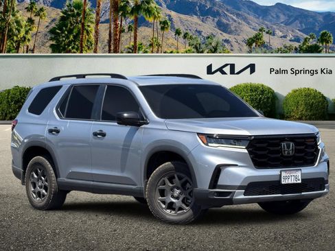 Used 2025 Honda Pilot TrailSport image 2