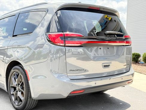 Used 2025 Chrysler Pacifica Limited FWD image 4