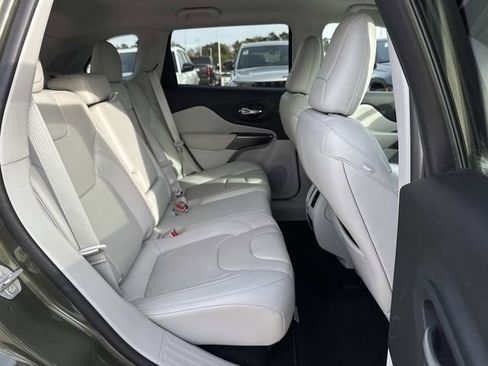 Used 2019 Jeep Cherokee Limited image 8