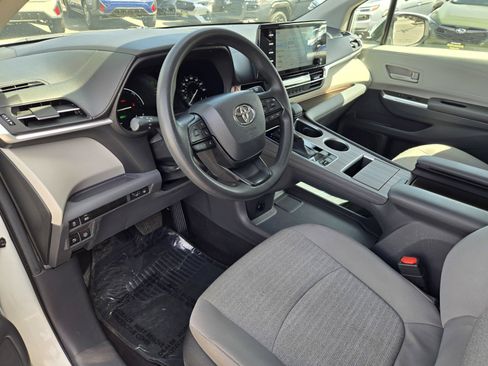 Used 2024 Toyota Sienna LE FWD image 10