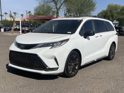 Used 2022 Toyota Sienna XSE FWD image 2