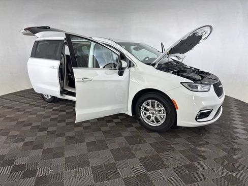 Used 2023 Chrysler Pacifica Touring-L FWD image 15