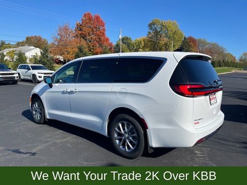 New 2026 Chrysler Pacifica Select image 3