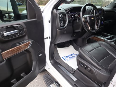 Used 2023 Chevrolet Silverado 2500 High Country w/ Technology Package image 3