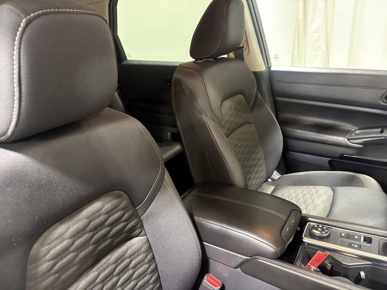 Used 2024 Nissan Pathfinder SV AWD/4WD image 32