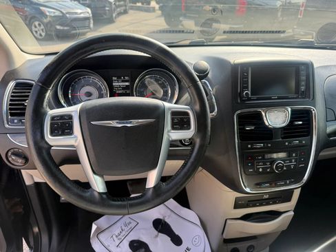 Used 2013 Chrysler Town & Country Touring-L w/ Trailer Tow Group FWD image 18