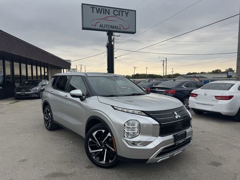 Used 2022 Mitsubishi Outlander SE image 1