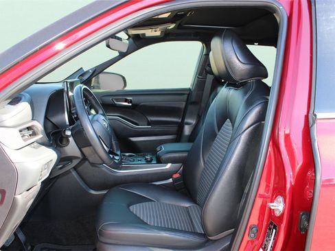 Used 2025 Toyota Highlander XSE image 17