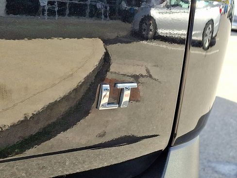 Used 2022 Chevrolet Traverse LT image 38