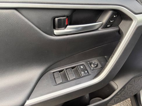 Used 2020 Toyota RAV4 Limited image 12