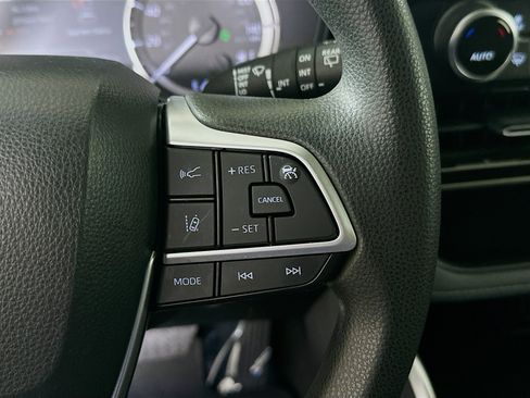 Used 2023 Toyota Highlander L FWD image 17