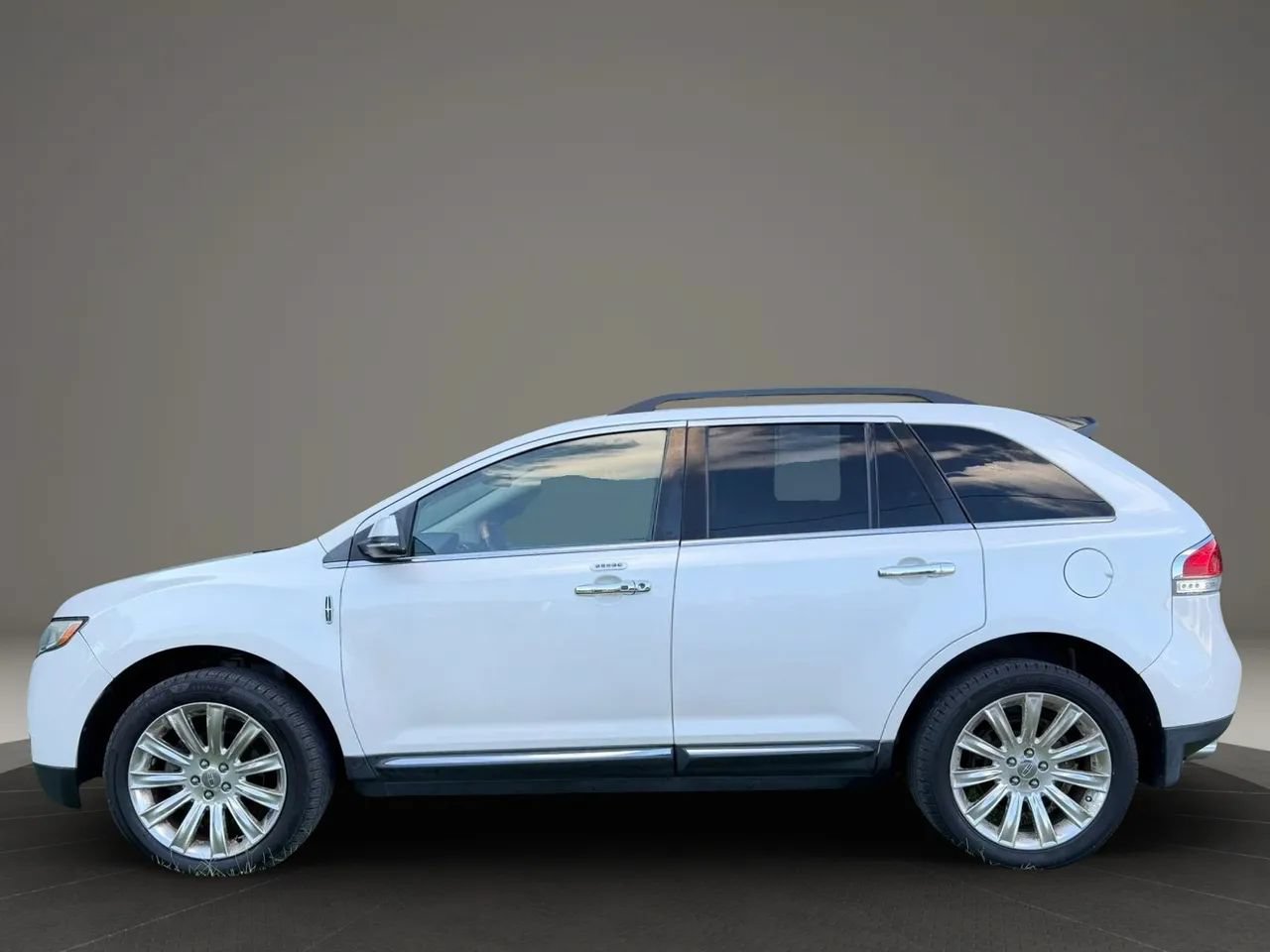Used 2014 Lincoln MKX AWD w/ Equipment Group 101A image 2
