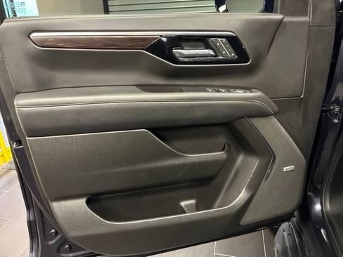 Used 2025 Chevrolet Tahoe Premier RWD image 10