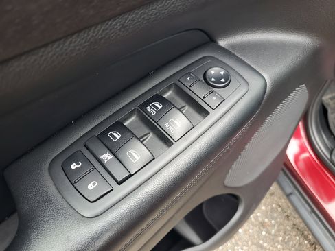 Used 2018 Jeep Grand Cherokee Laredo image 26