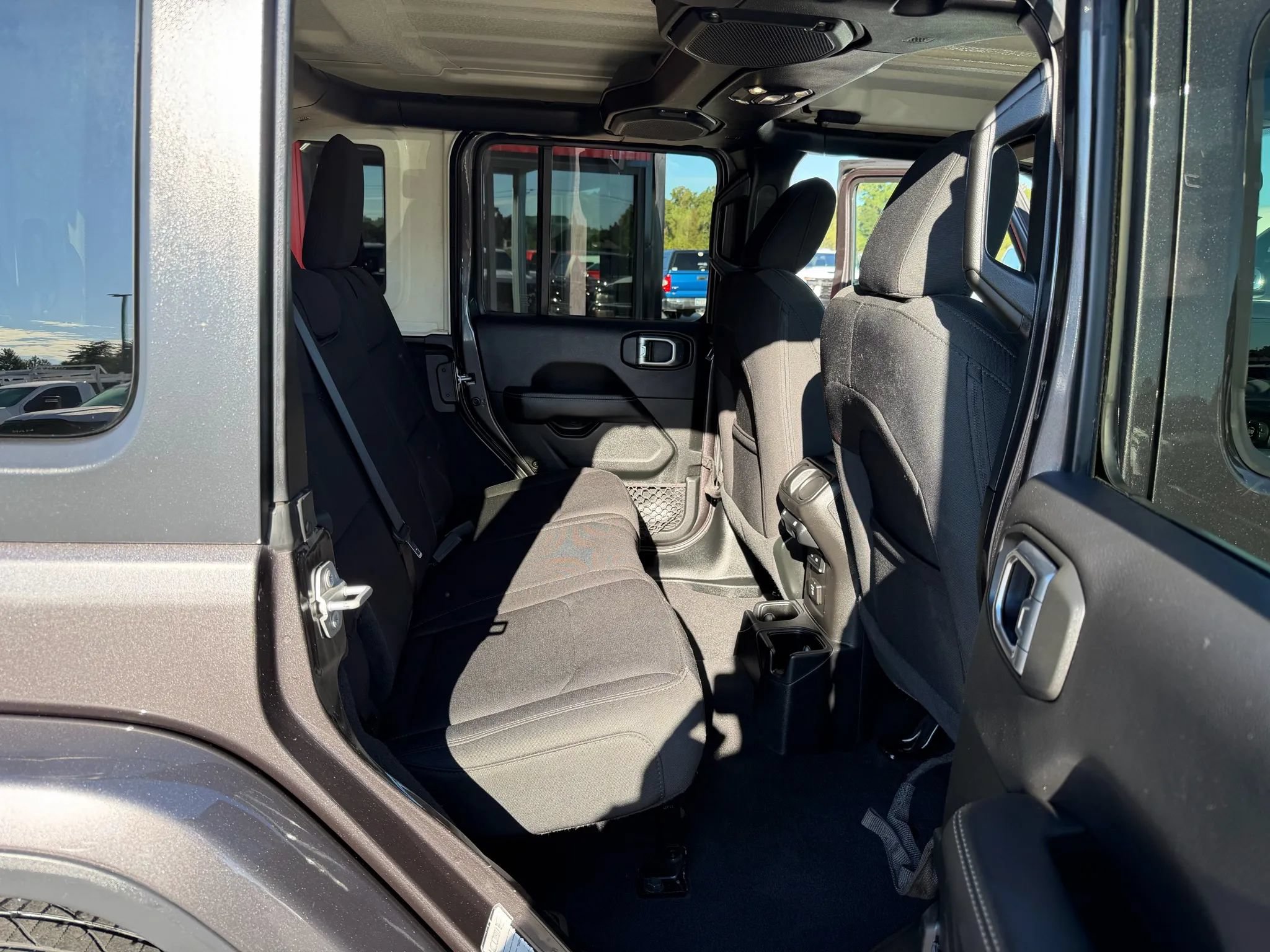 Used 2020 Jeep Wrangler Unlimited Sahara AWD/4WD image 12