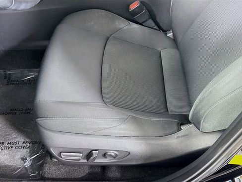 Used 2022 Toyota Venza LE AWD/4WD image 18