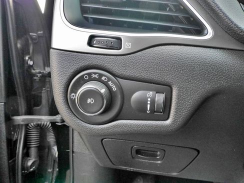 Used 2019 Jeep Cherokee Latitude w/ Cold Weather Group image 11